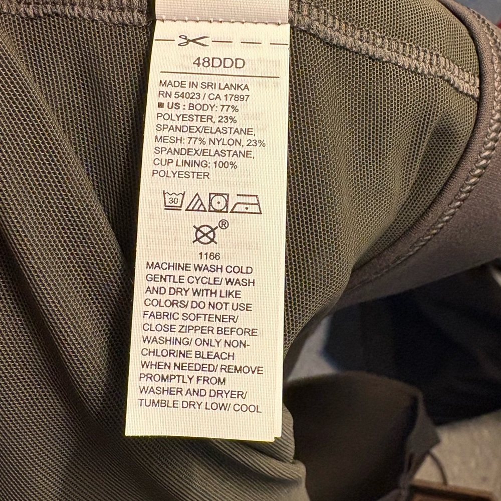 NWOT Old Navy “Power Soft” Zip Front Sports Bra. - Picture 6 of 6